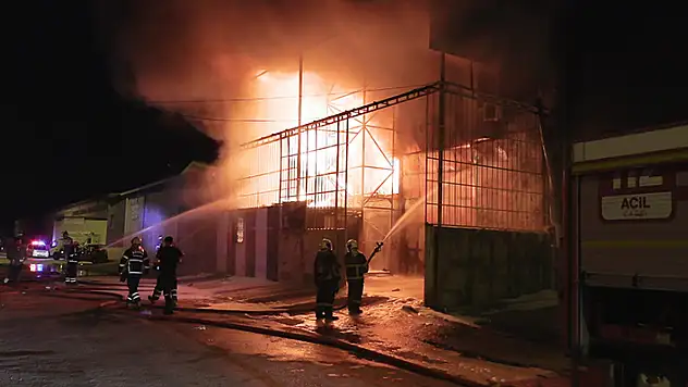 Adana'da mobilya imalathanesinde yangın
