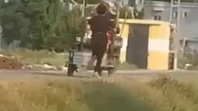 Adana'da oğlunu iple bağladığı motosikletin arkasında koşturan Suriyeli, gözaltına alındı
