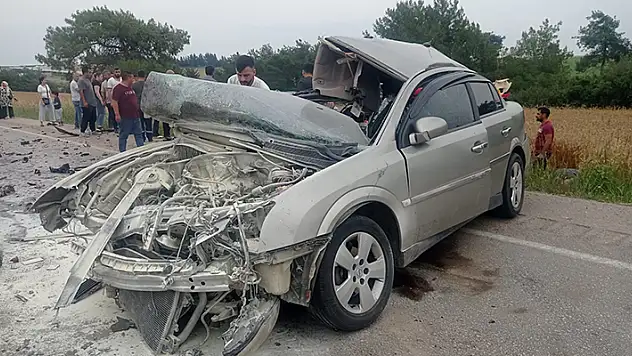 Adana'da otomobille hafif ticari araç çarpıştı: 1'i ağır, 4 yaralı
