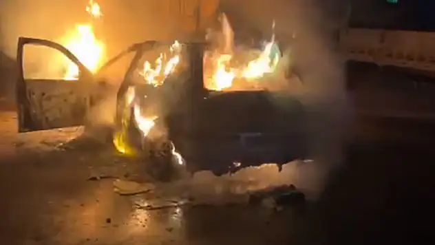 Adana'da, park halindeki otomobil alev alev yandı

