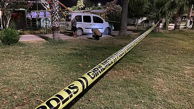 Adana'da parkta oturan gençlere silahlı saldırı: 1 ölü, 1 yaralı
