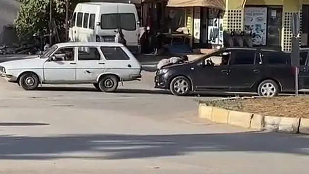 Adana'da pes dedirten görüntü! Çocuğu halat gibi kullandılar!
