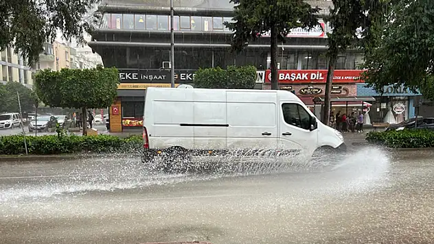 Adana'da sağanak hayatı olumsuz etkiledi
