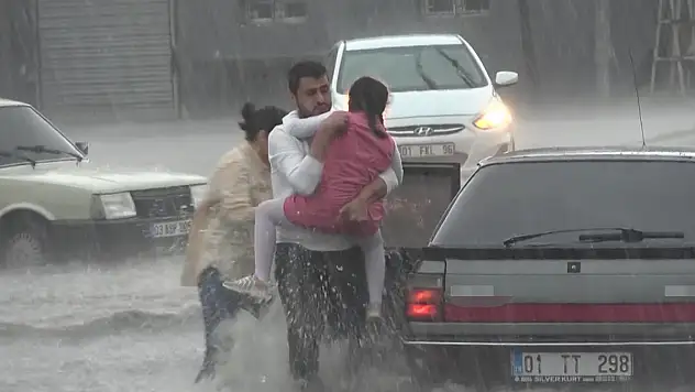 Adana'da sağanak ve dolu sele neden oldu, yollar su altında kaldı
