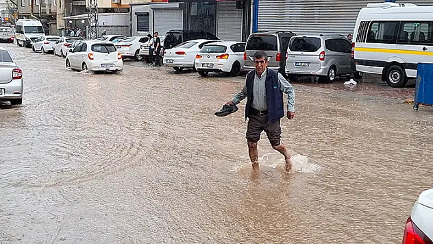 Adana'da sağanak ve fırtına ağaçlar devrildi, yollar suyla doldu
