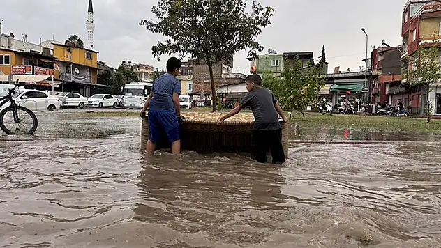 Adana'da sağanak ve şiddetli rüzgar hayatı olumsuz etkiledi
