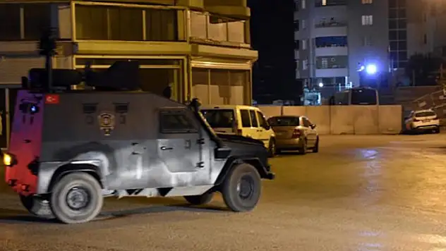 Adana'da ses bombası atıldı