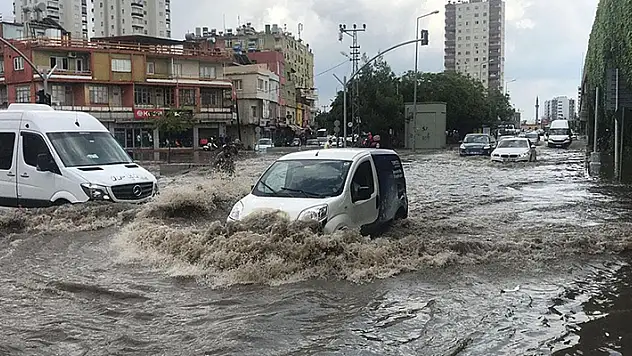 Adana'da şiddetli yağış hayatı olumsuz etkiledi
