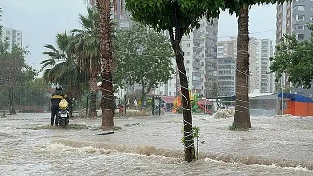 Adana'da şiddetli yağmur ve rüzgar etkili oldu
