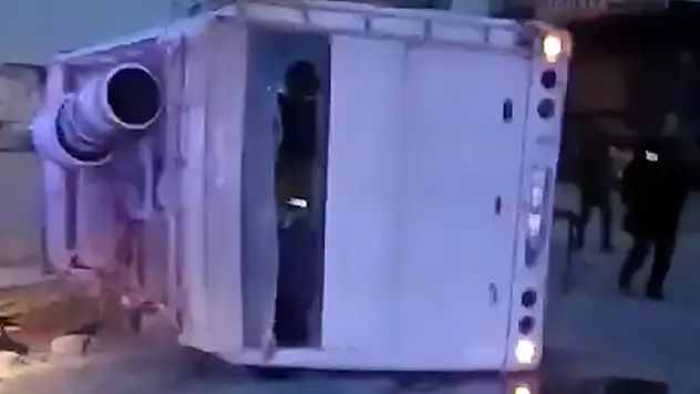 Adana'da tarım işçilerini taşıyan midibüs devrildi 15 yaralı

