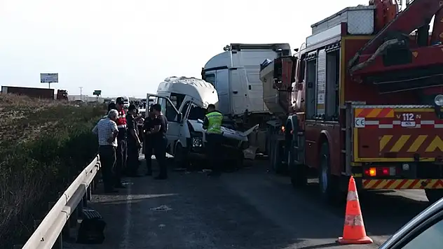 Adana'da tır ile servis minibüsünün çarpışması sonucu 3 kişi öldü, 8 kişi yaralandı
