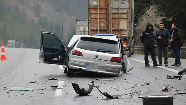 Adana'da tıra çarpan otomobildeki 1 polis öldü, 1 polis yaralandı