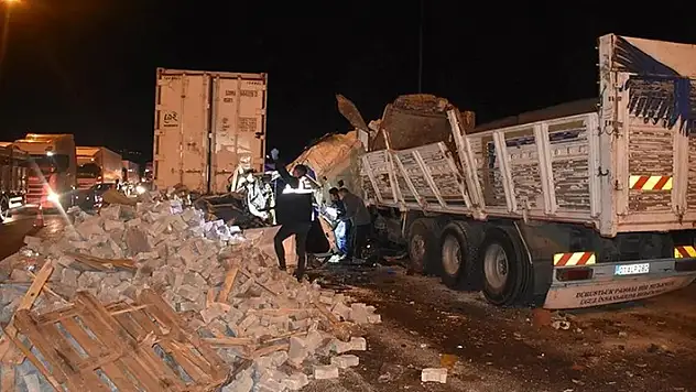 Adana'da trafik kazasında 7 kişi öldü, 7 kişi yaralandı
