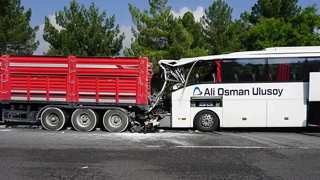Adana'da yolcu otobüsü tırla çarpıştı! Ölenler ve yaralılar var
