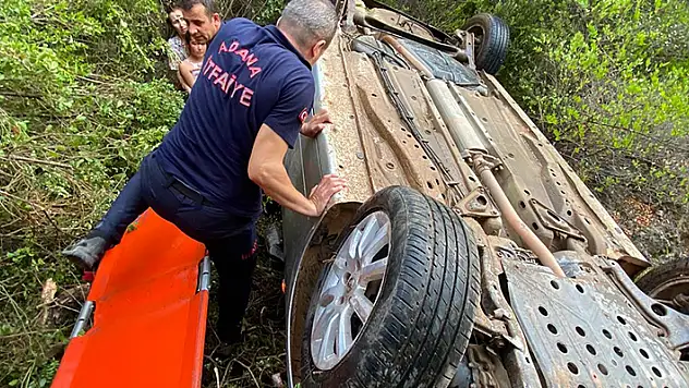 Adana'da yoldan çıkan otomobil devrildi: 7 yaralı
