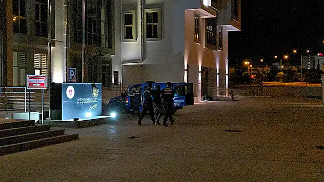 Adana'daki yanmış otomobildeki ceset olayında bir kişi tutuklandı

