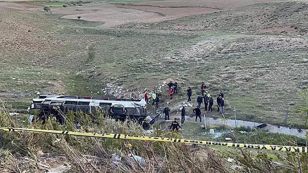 Adana'dan Konya'ya gelen otobüs kaza yaptı:  3 kişi öldü, 41 kişi yaralandı