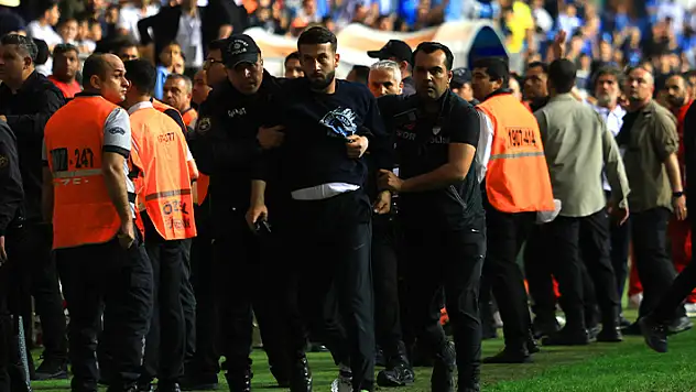 Adana Demirspor - Kayserispor maçı sonrası saha karıştı
