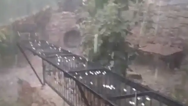 Adana Feke'de ceviz büyüklüğünde dolu yağdı
