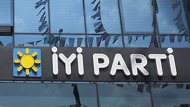 Adana İYİ Parti Çukurova İlçe Başkanlığı'nda 130 kişi istifa etti