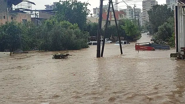 Adana'nın Kozan ilçesinde sağanak nedeniyle bazı evleri ve iş yerlerini su bastı
