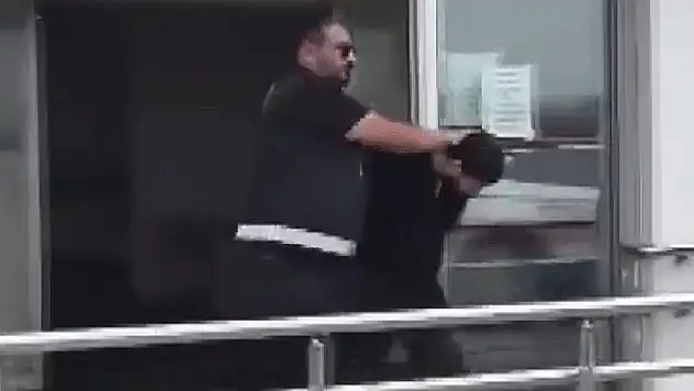 Adana sıcağında montla trafiğe çıkınca polise yakalandı