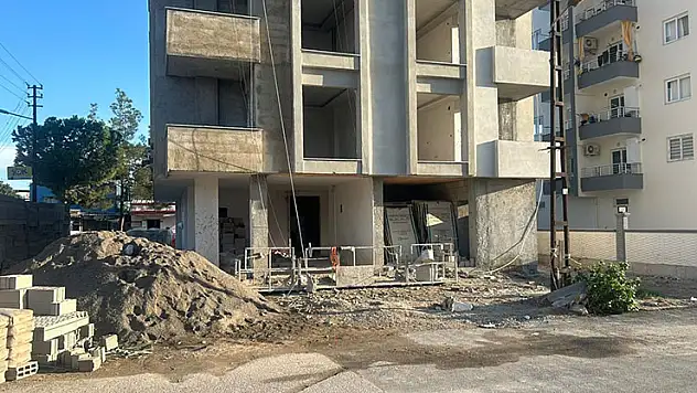 Adana'da 4'üncü kattan düşen inşaat işçisi öldü