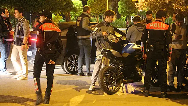 Adana'da bin 228 polisin katıldığı denetlemelerde aranan 93 kişi yakalandı