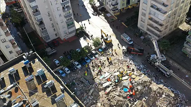 Adana'da depremde yıkılan apartmanın donatıları yönetmeliğe uygun bulunmadı