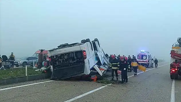 Adana'da devrilen yolcu otobüsündeki 2 kişi hayatını kaybetti, 23 kişi yaralandı