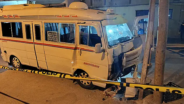Adana'da dolmuşa silahlı saldırı: Sürücü yaralı halde 600 metre sürdü ama kurtarılamadı