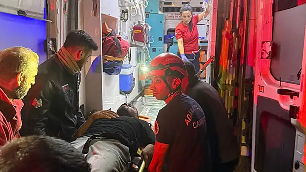 Adana'da iki hafif ticari araç çarpıştı: 1 ölü, 2 yaralı