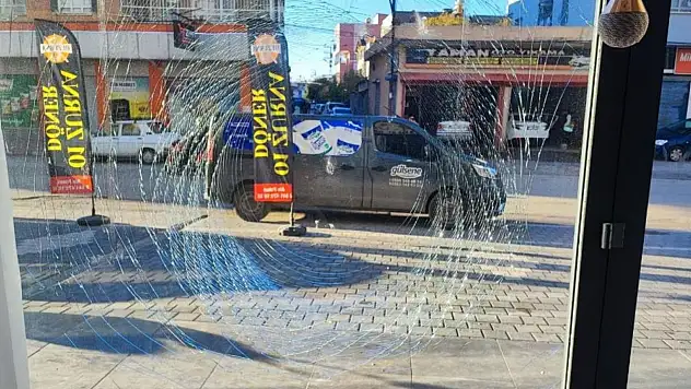 Adana'da iki kız kardeşin işlettiği düğün organizasyon ofisine taşlı saldırı