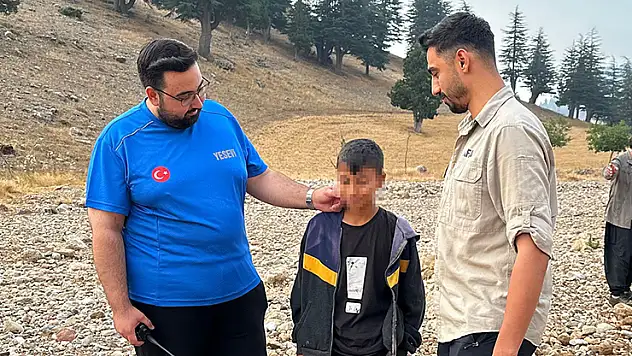 Adana'da kayıp olarak aranan çocuk komşusunun damında uyurken bulundu