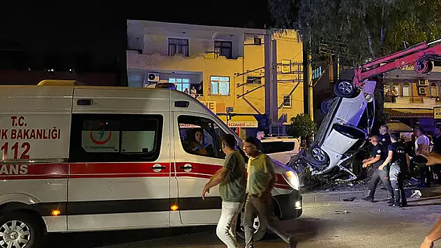 Adana'da kontrolden çıkan otomobil refüjde asılı kaldı: 5 yaralı