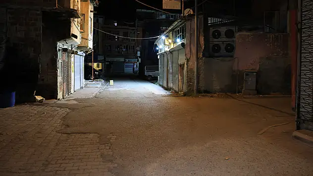 Adana'da motosikletli şüpheliler sokak ortasında bir kişiyi silahla öldürüp kaçtı
