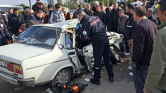Adana'da otomobil ile midibüs çarpıştı: 9 yaralı
