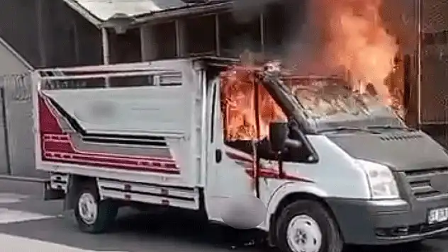 Adana'da park halindeki iki araç yandı