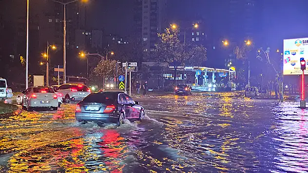 Adana'da sağanak cadde ve sokaklar suyla doldu