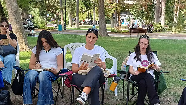 Adana'da teknoloji bağımlılığına dikkat çekmek için parkta kitap okudular