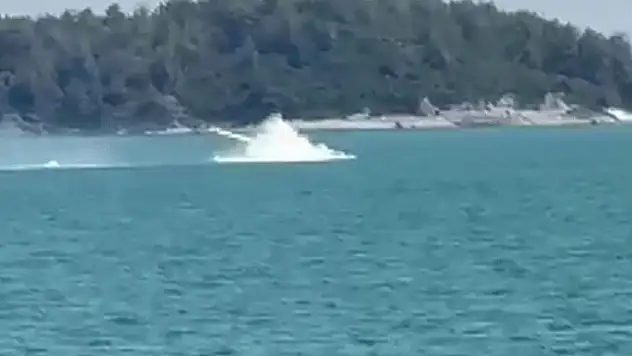 Adana'da uçağın suya düşme anı kamerada