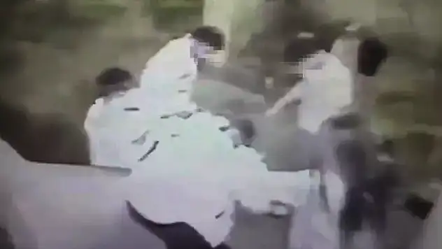 Adana'da vahşet! Önce bıçakladılar sonra üzerine çıkıp zıpladılar
