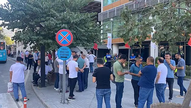 Adana'daki deprem Kahramanmaraşlıları sokağa döktü