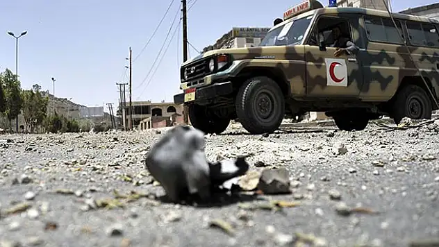 Aden'de askeri geçit töreninde çifte saldırı: 25 ölü