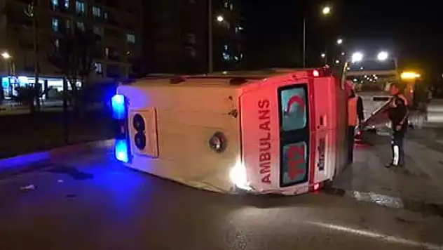 Adıyaman'da ambulansla otomobil çarpıştı: 7 yaralı