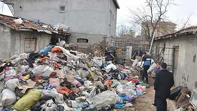 Adıyaman'da bir evin bahçesinde 4 kamyon çöp çıktı