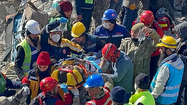 Adıyaman'da, depremden 152 saat sonra 2 kardeş kurtarıldı

