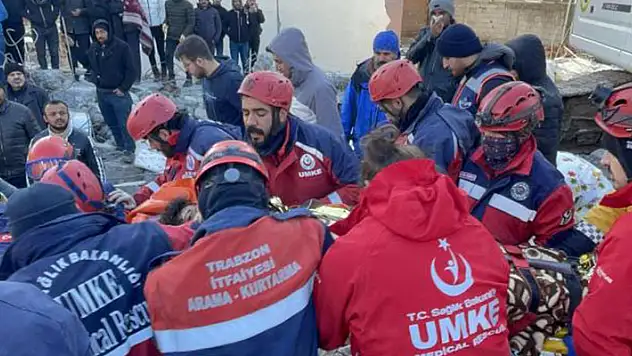 Adıyaman'da depremin 128'inci saatinde bir kişi enkazdan kurtarıldı