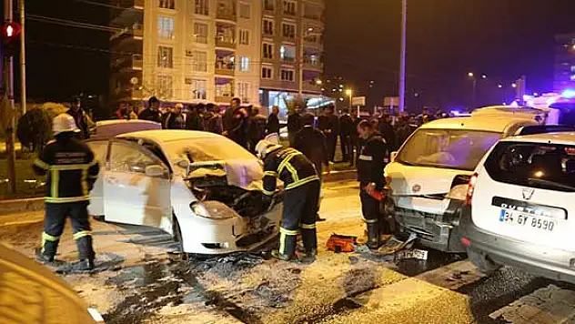 Adıyaman'da, hafif ticari araç karşı şeride geçti: 3 yaralı
