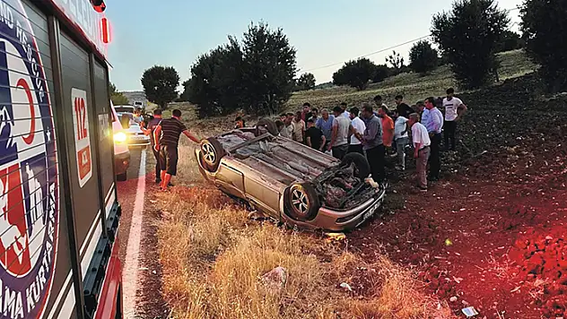 Adıyaman'da otomobil, tarlaya devrildi 3 yaralı
